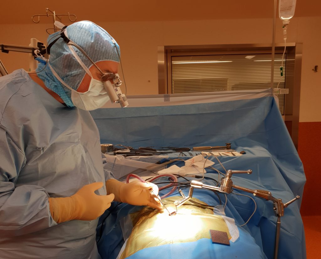 Neurochirurgie Tours canal lombaire étroit endoscopie metrix